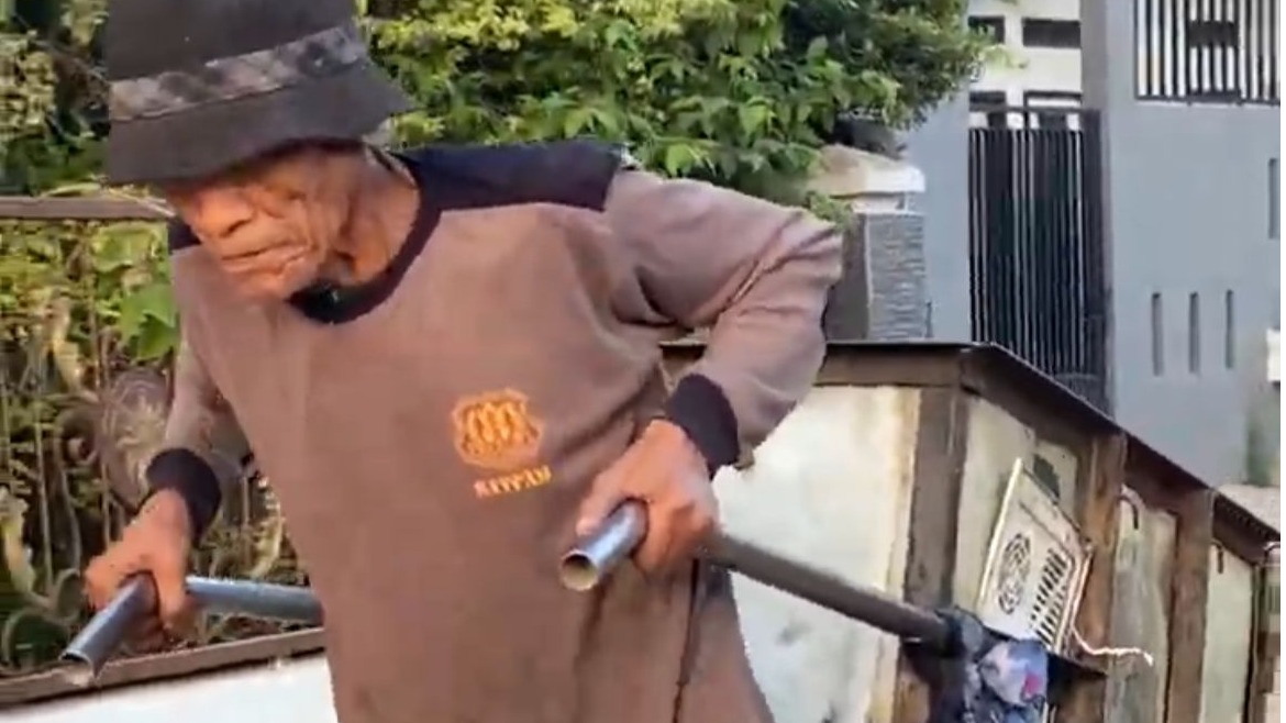 Lansia Sebatang Kara Bertahan Hidup Dari Semilah Sampah - 21446
