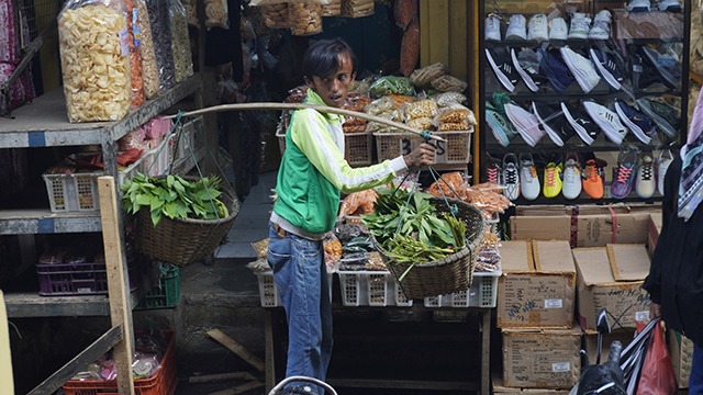 Langkah Rapuh Menopang Keluarga di Tengah Keterbatasan