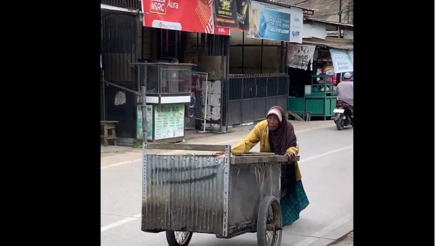 Ringankan Langkah Mbah Rustini di Usia Senja