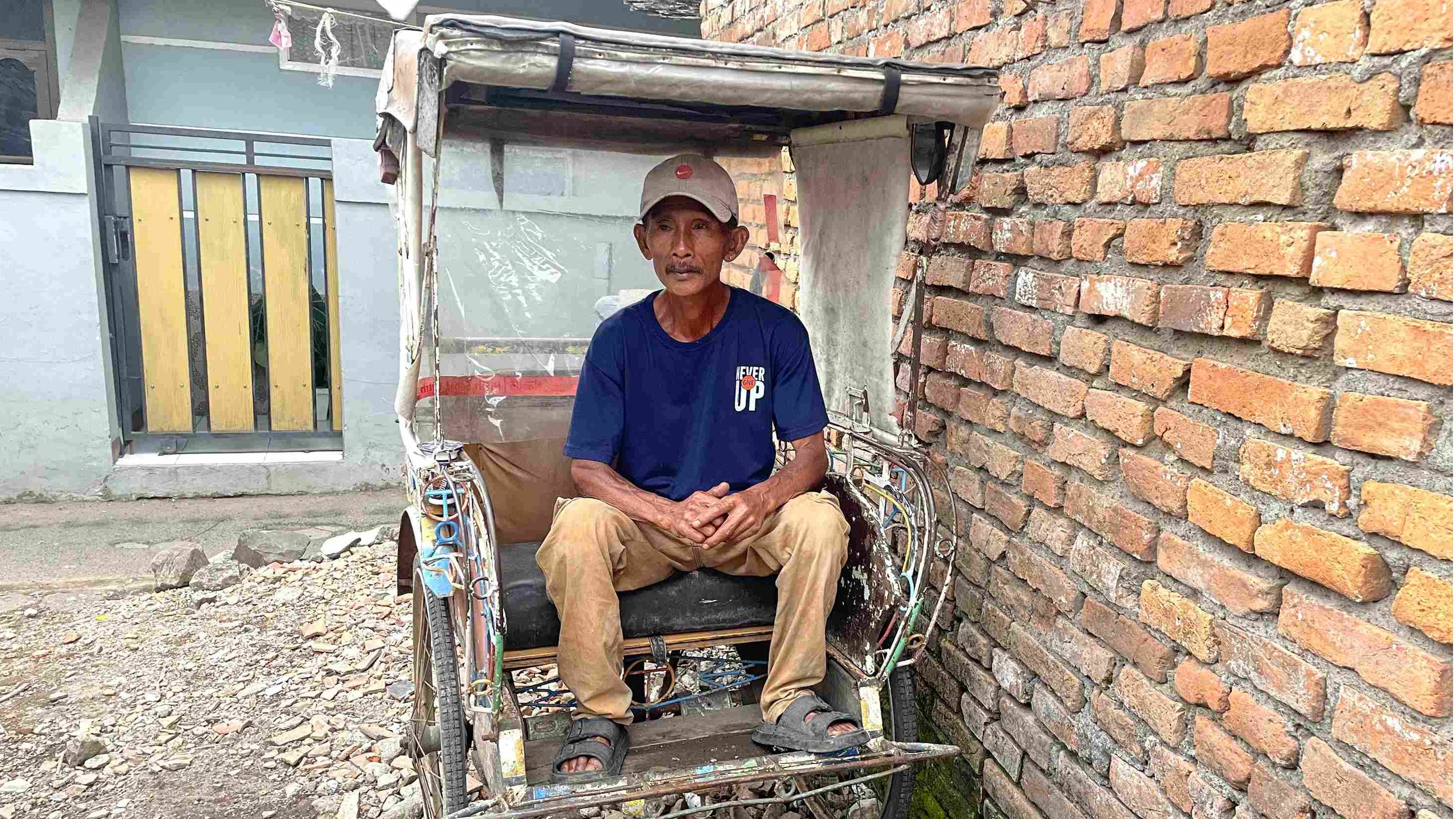 Pak Iyan Tukang Becak Berjuang untuk Ibu Lansia