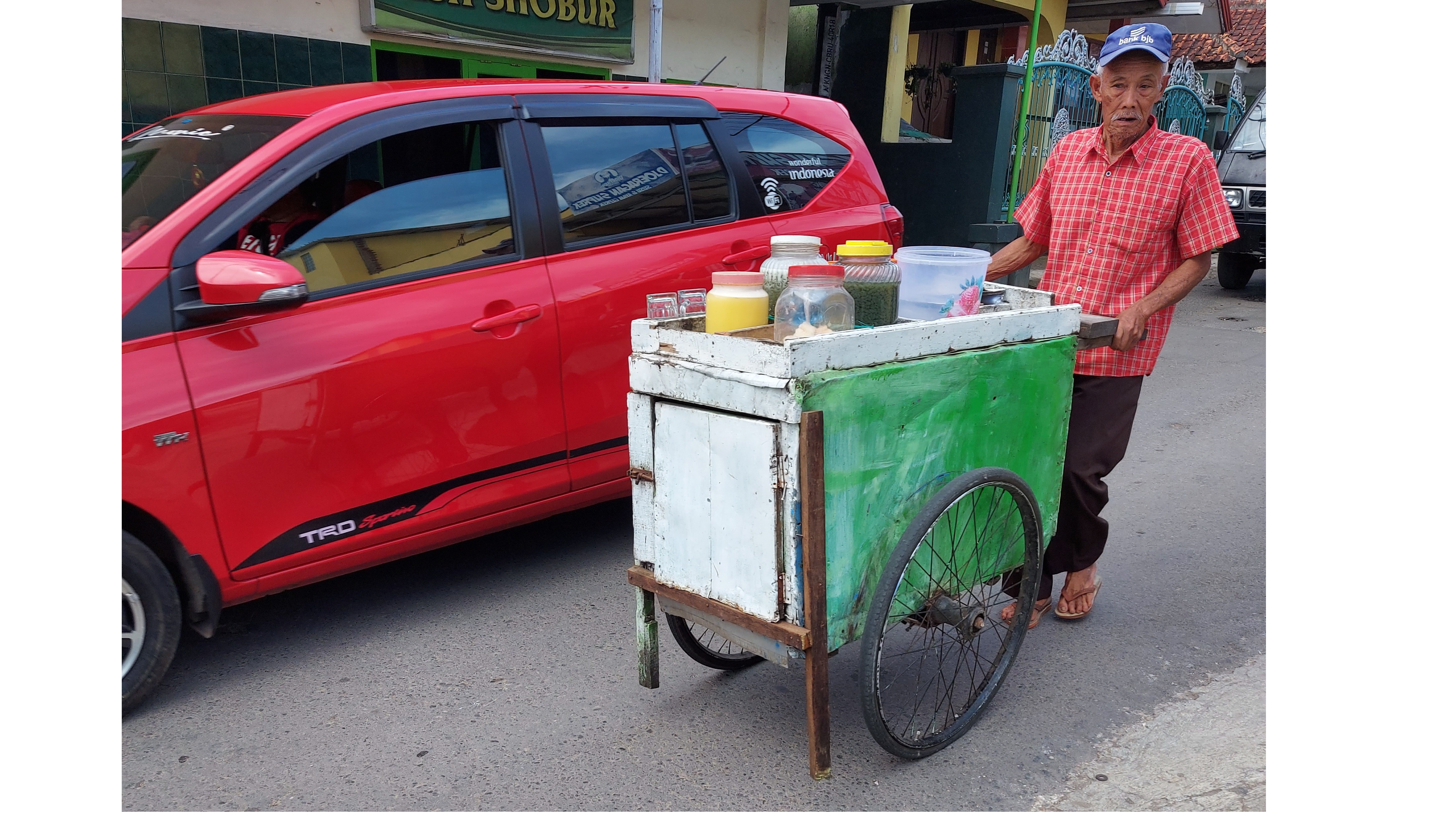 Lansia Tukang Cendol Pembawa Berkah - 13748