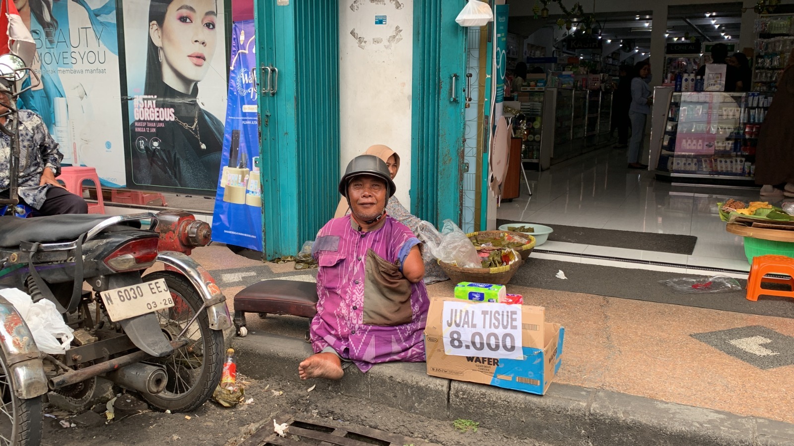 Perjuangan Pak Simat Difable Jual Tissue Demi Keluarga - 21723