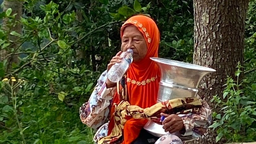 Berjualan Langseng Keliling Kampung untuk Sesuap Nasi - 21189