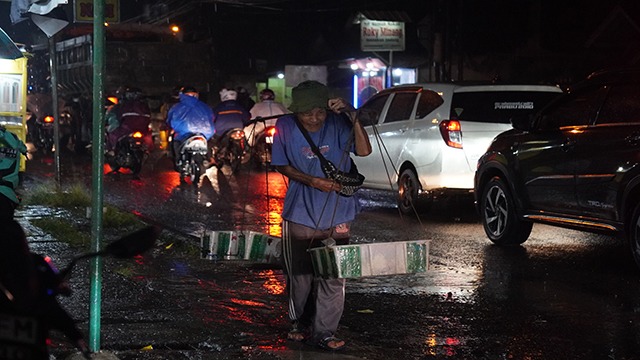 Kaki Hampir Busuk! Bantu Penjual Kerupuk Obati Anaknya - 23446