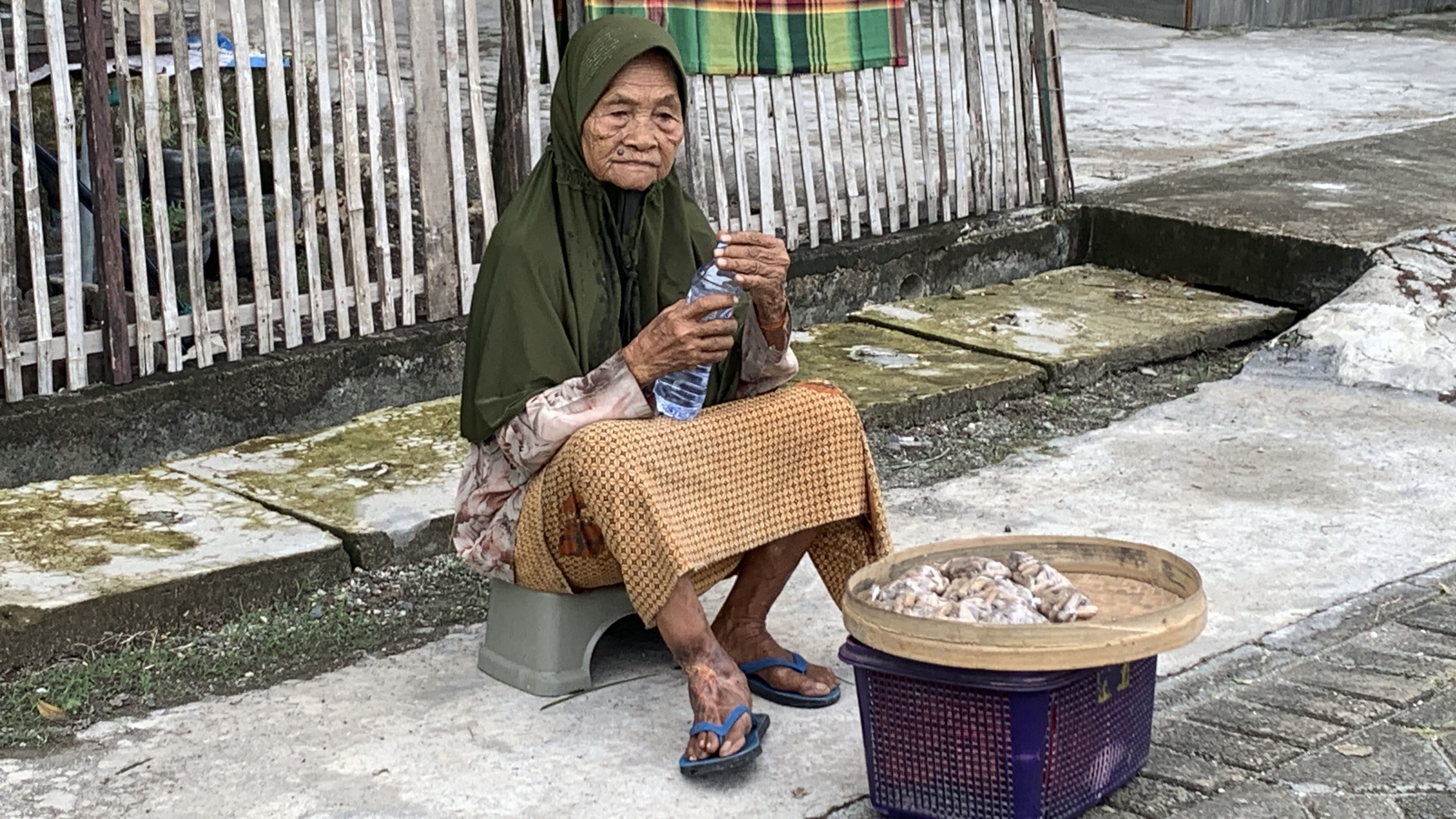 10 Tahun usia Mbah Menjual Kacang Demi Sepiring Makan