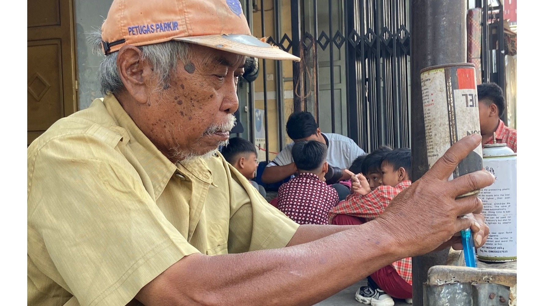 Lansia Berjuang Dengan Mengandalkan Jasa Isi Ulang Gas - 21720
