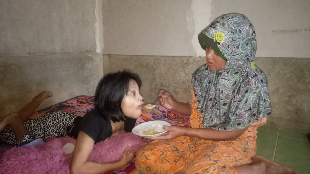 Perjuangan Ibu Merawat Anak Lumpuh - 12052
