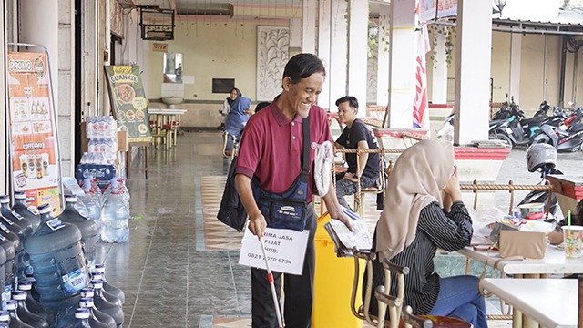 Perjuangan Ayah Tunanetra Nafkahi Anak Dan Istrinya - 22070