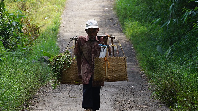 Langkah Tua Difabel Tangguh Yang Berjuang Di Ujung Usia - 21354