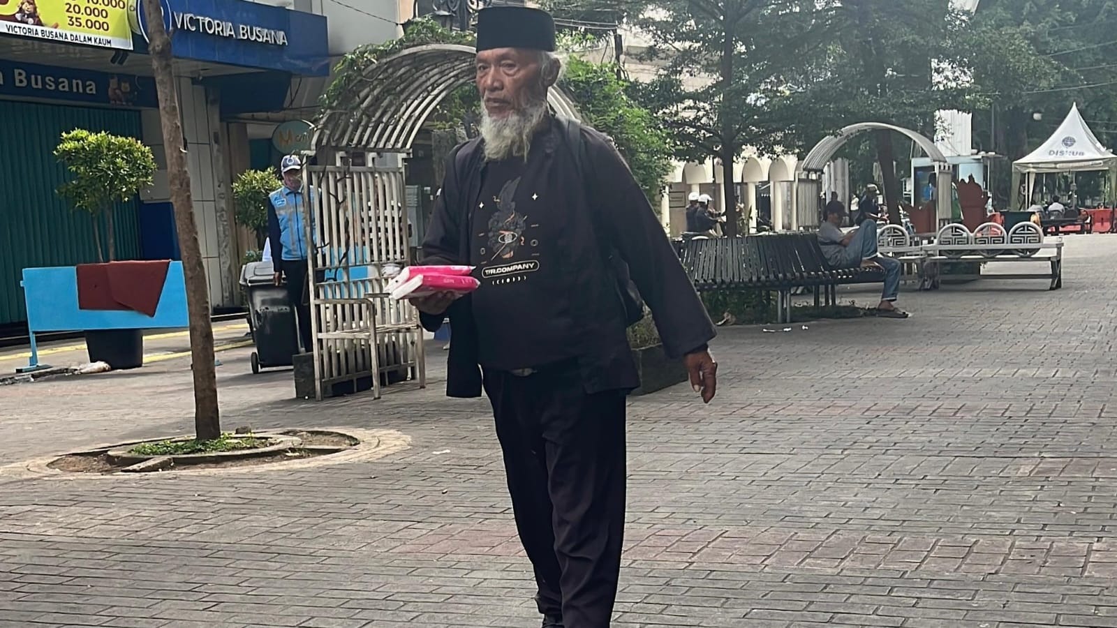 Langkah Pelan Abah Penjual Tisu DiTengah Kerasnya Hidup - 23090
