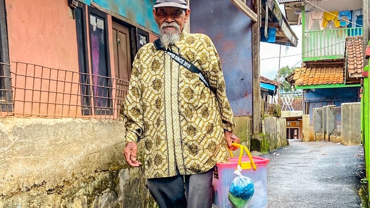 Demi Hidup Abah Engkoh Terus Menjajakan Ondol - 22496