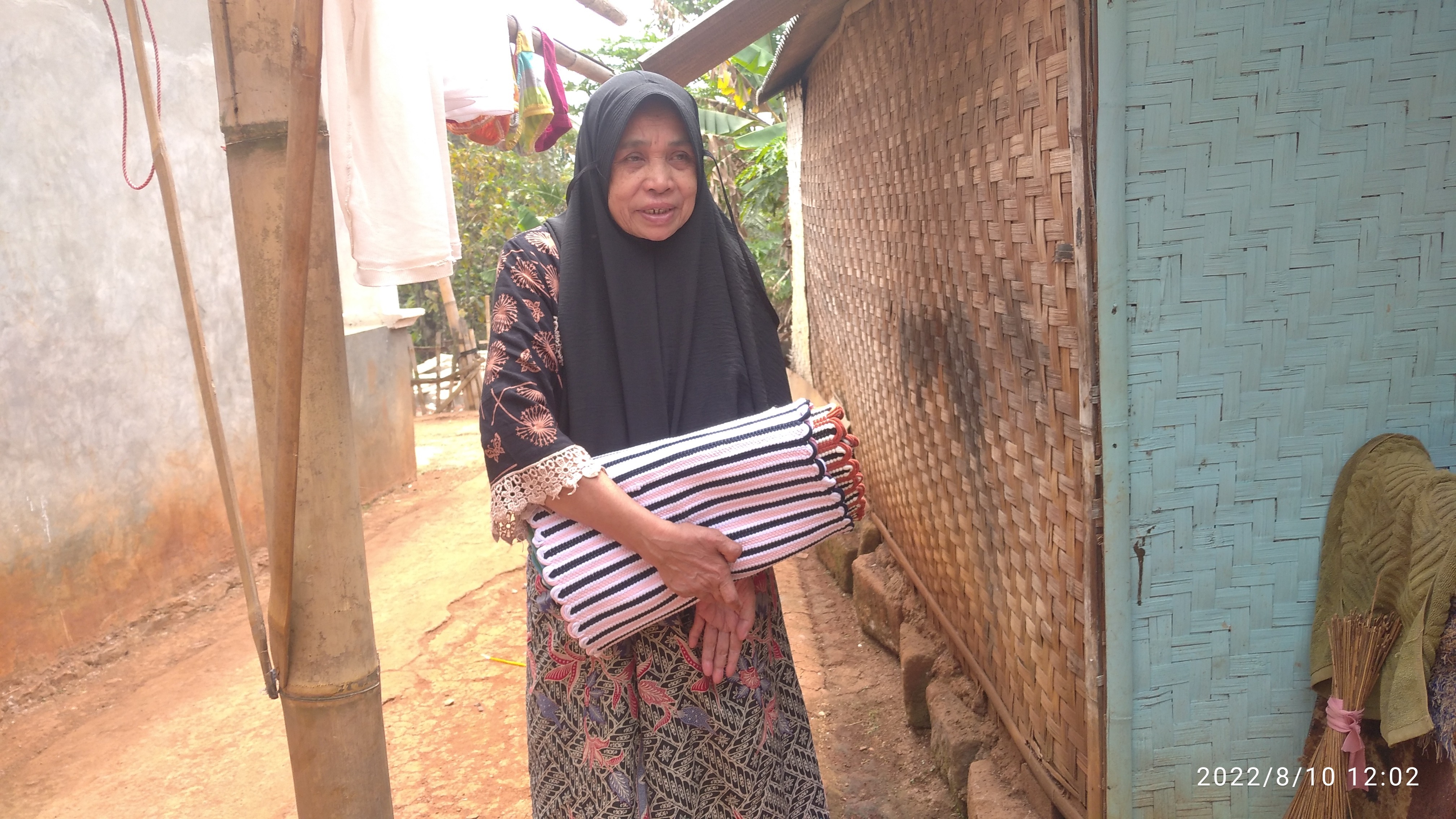 Mak Oneng Berjualan Sambil Menahan Lapar & Haus - 13491