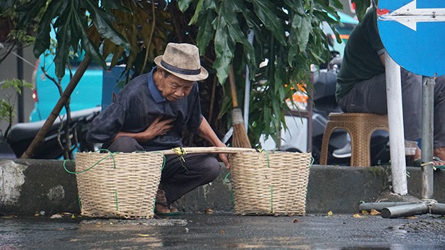 Nafas Tersenggal Bersama Obati Lansia Pejuang Nafkah - 23427