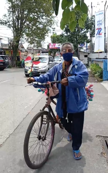 Sejhterakan Pa Daryono, Lansia Pedagang Mainan Keliling - 12891