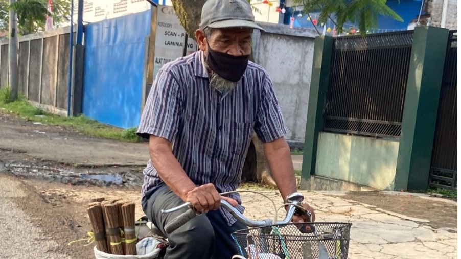 Roda Keteguhan Abah Penjual Sapu Lidi - 22392