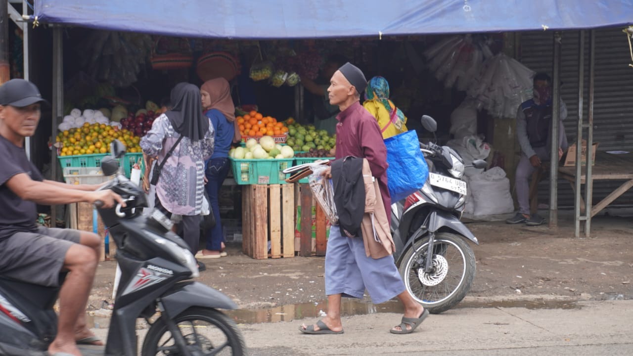 Perjuangan Pak Wawan Rawat Kakak Lumpuh di Kandang Ayam - 21855