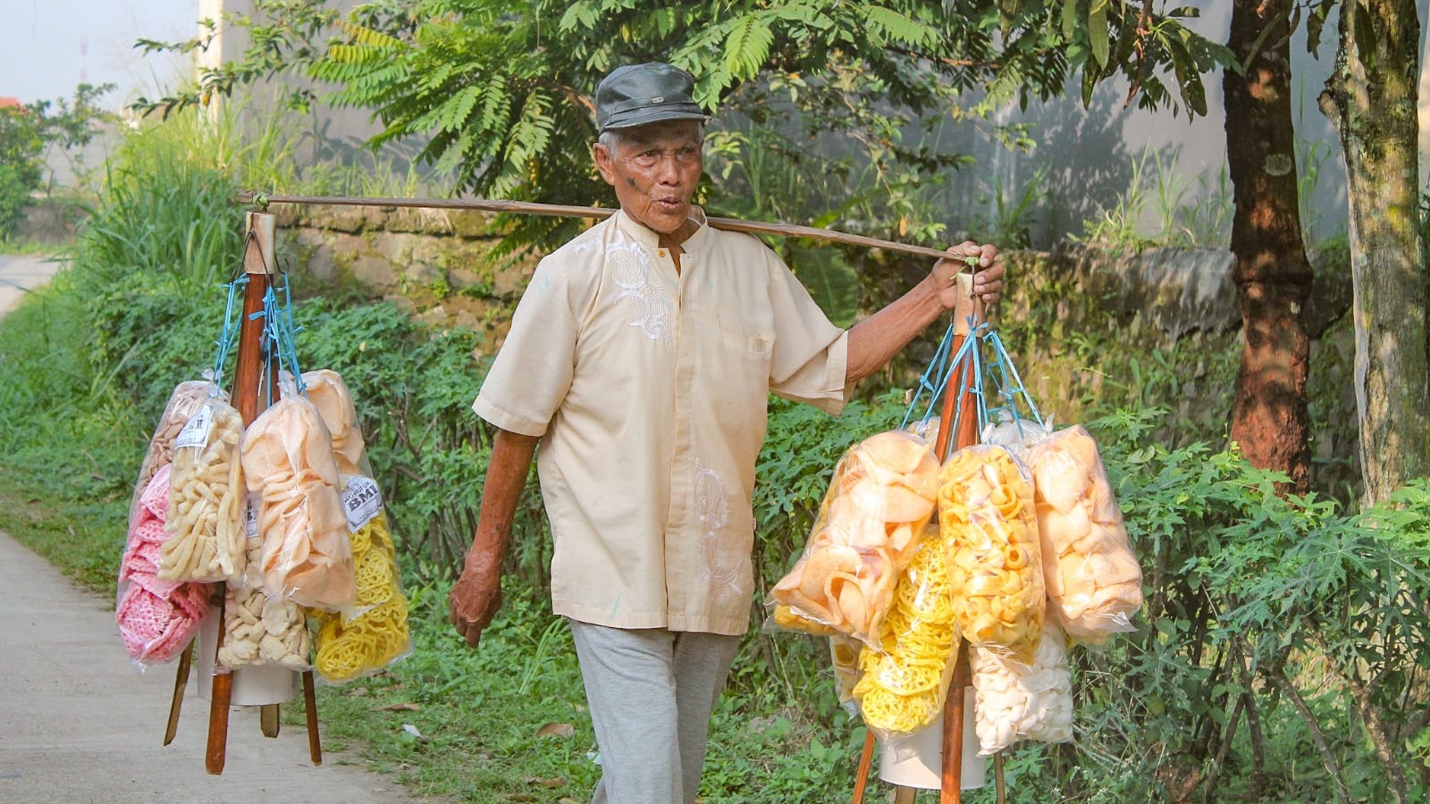Abah Penjual Kerupuk Bertahan di Tengah Lelah - 22423