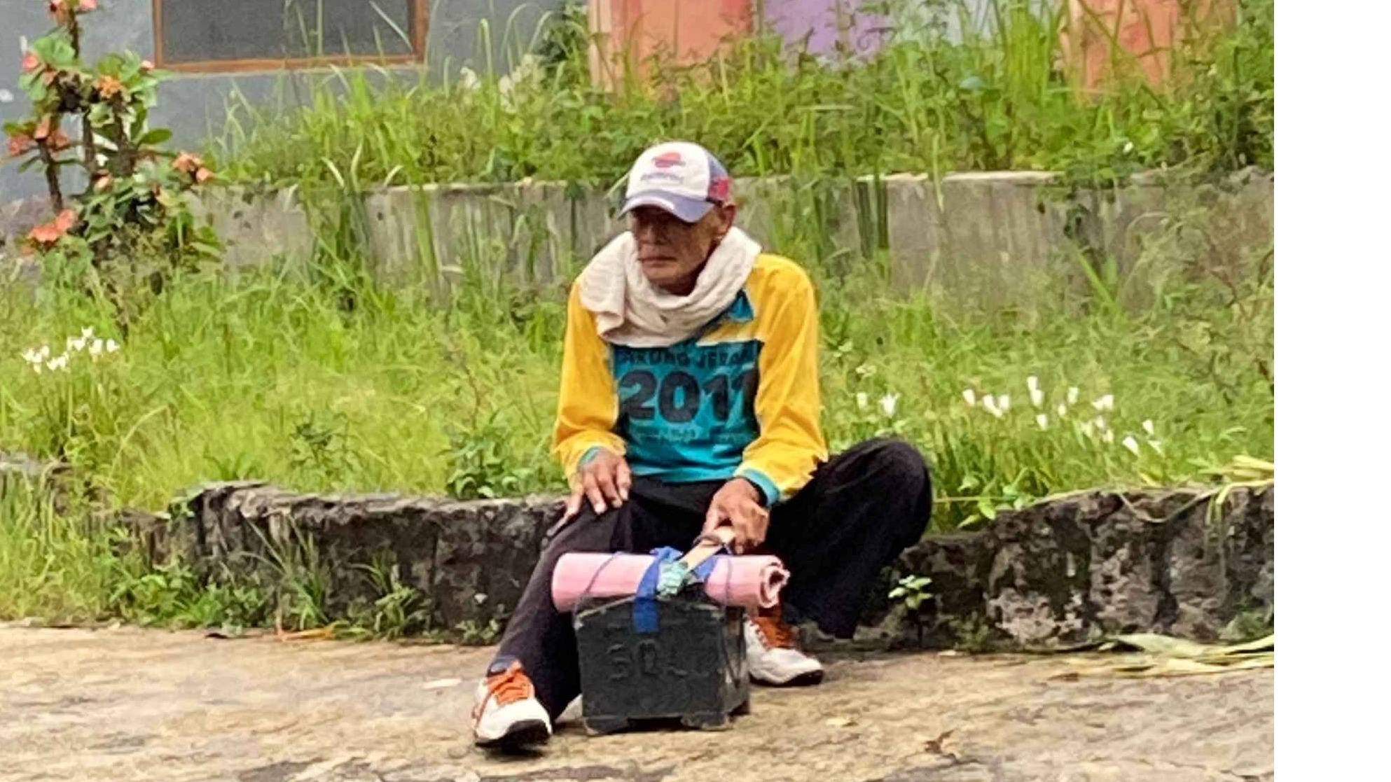 Perjuangan Abah Ucup Tukang Sol Keliling - 20934
