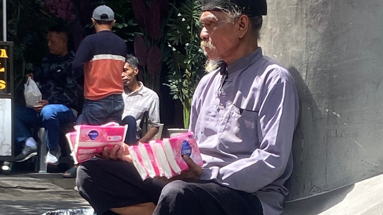 Kakek Penjual Tisu Mengais Rezeki Ditengah Kota - 23237
