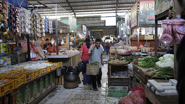 Bantu Perjuangan Abah Penjual Buah Demi Masa Depan Cucu