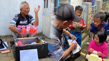 Abah Kandi-Dari Pensil Untuk Sesuap Nasi