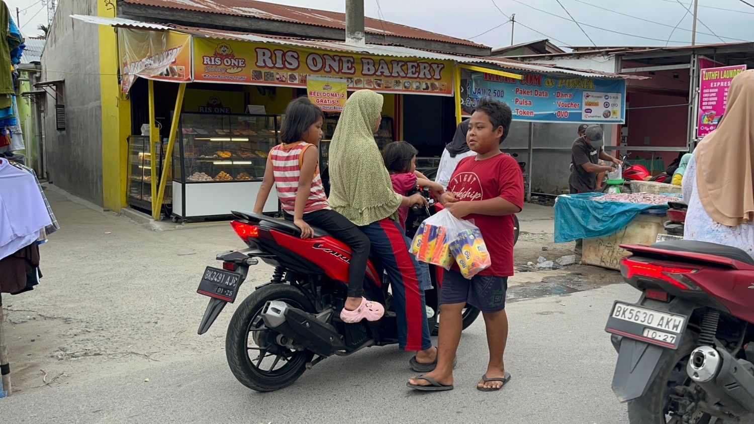 Keliling Jualan Tisu! Bantu Arif Bertahan Hidup - 21621