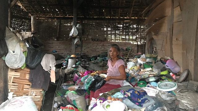 Bantu Janda Hidupi Anaknya yang Gangguan Jiwa