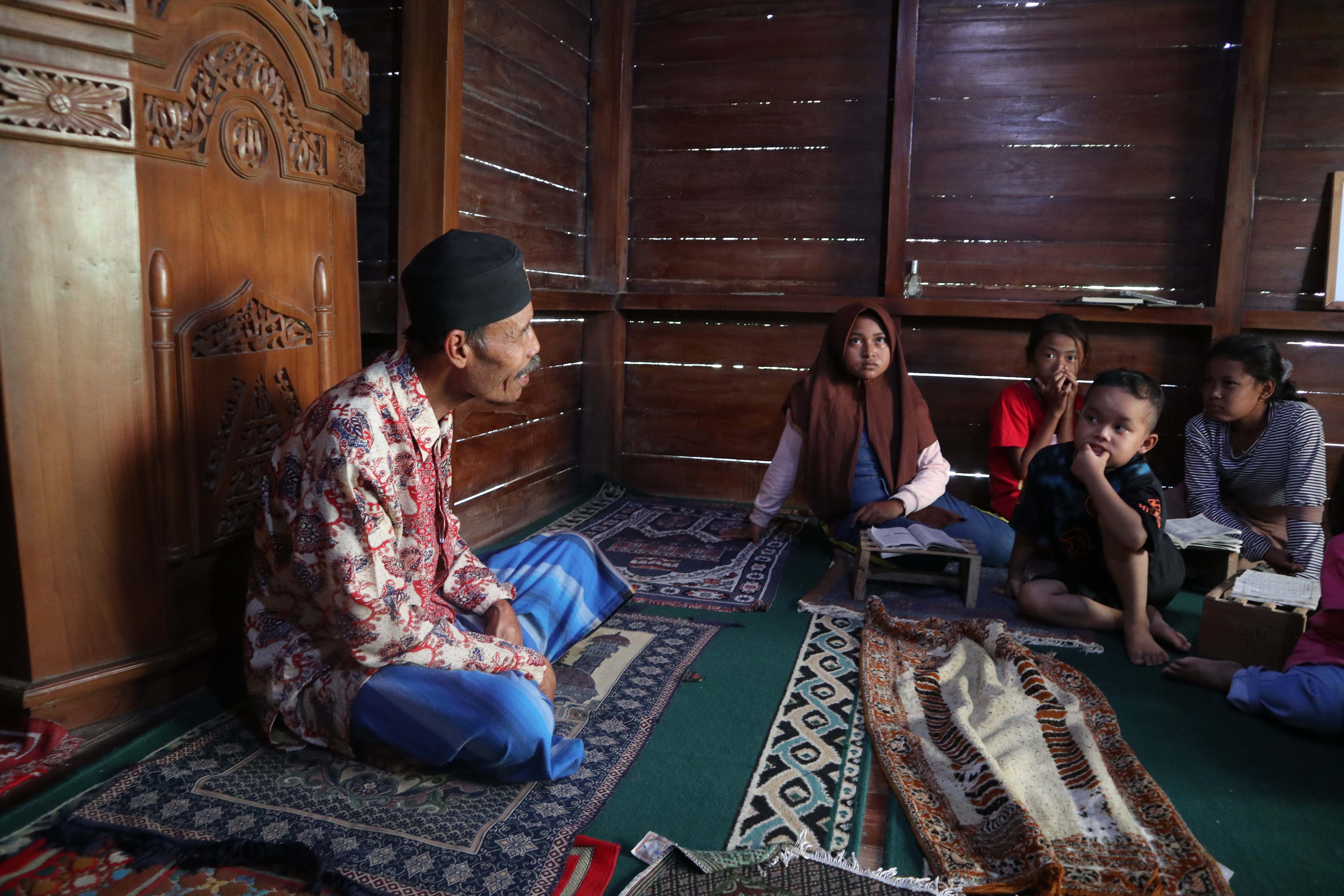 Pengabdian Pak Dadang Untuk Anak Anak Di TPA - 12941