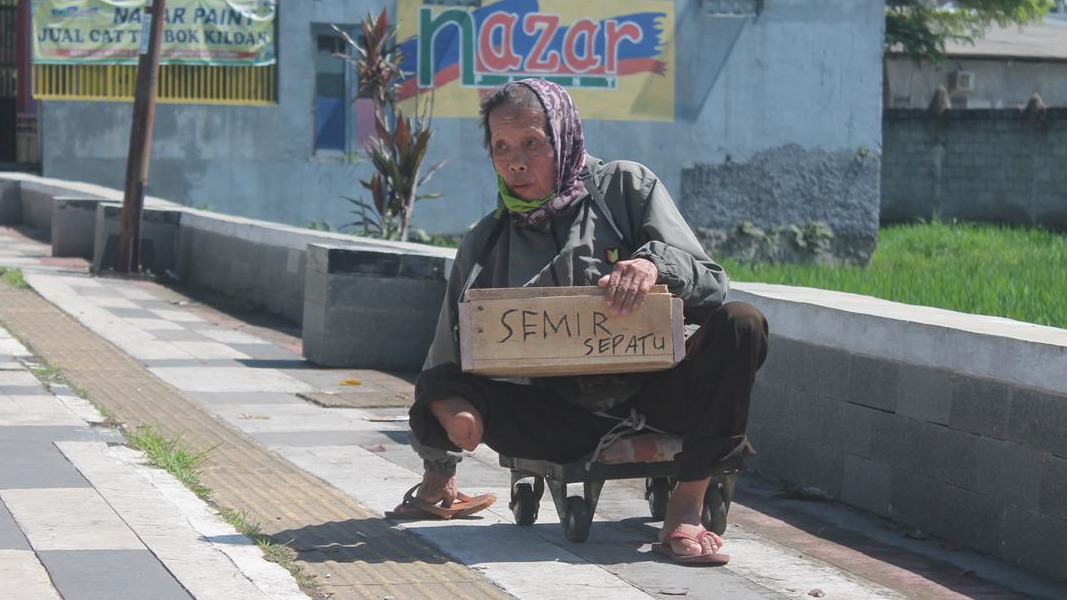 Roda Kecil Jejak Perjuangan Abah Jasa semir di Trotoar - 22611