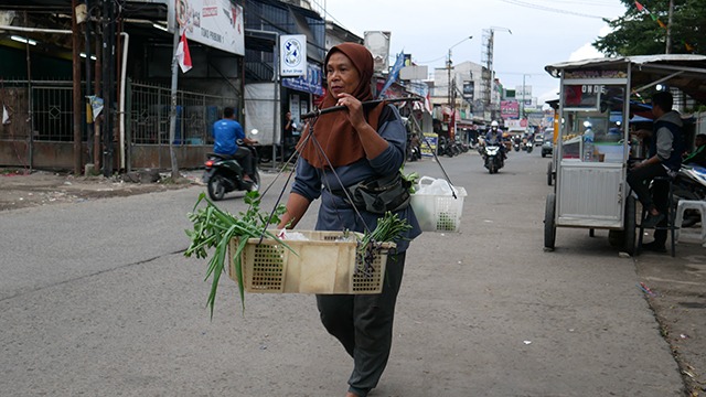 Perjuangan Ibu Hebat Rawat Suami Lumpuh dan Anak Sakit - 22067
