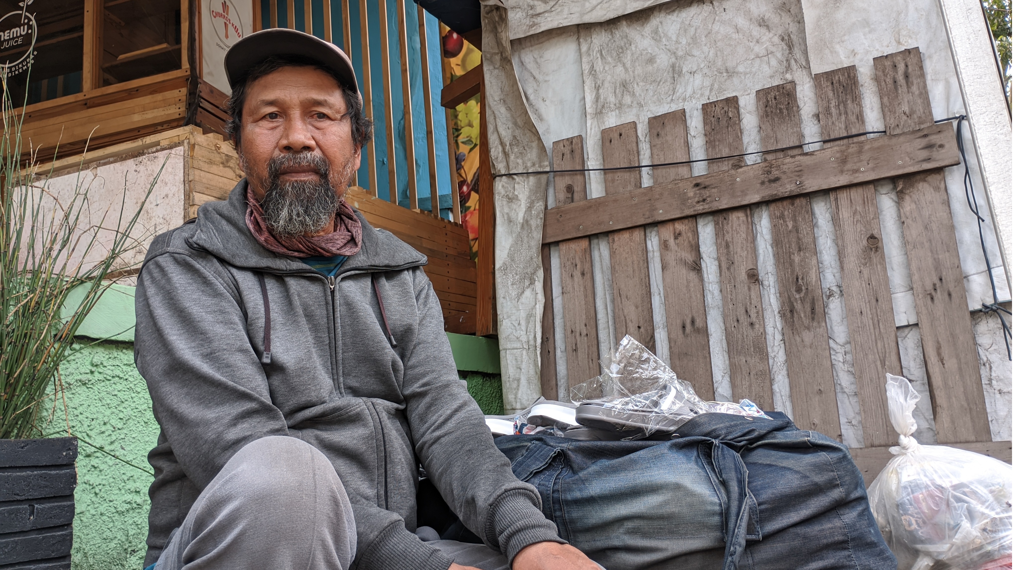 Rela Berjalan Puluhan Kilometer Jual Sendal, Bantu Abah Maman Pulang Kampung - 14848