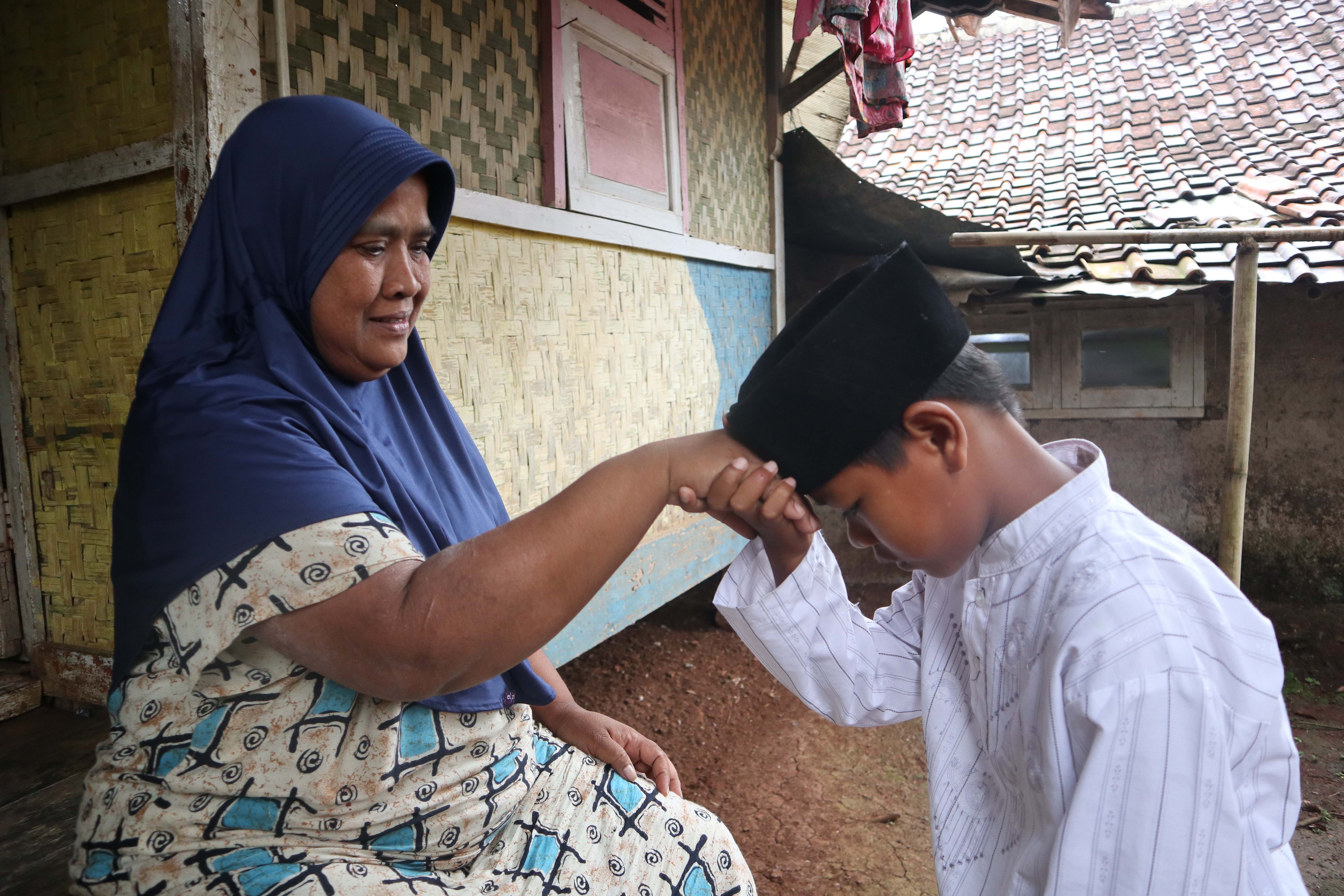 Bantu Zehan Untuk Memuliakan Ibunya - 12940