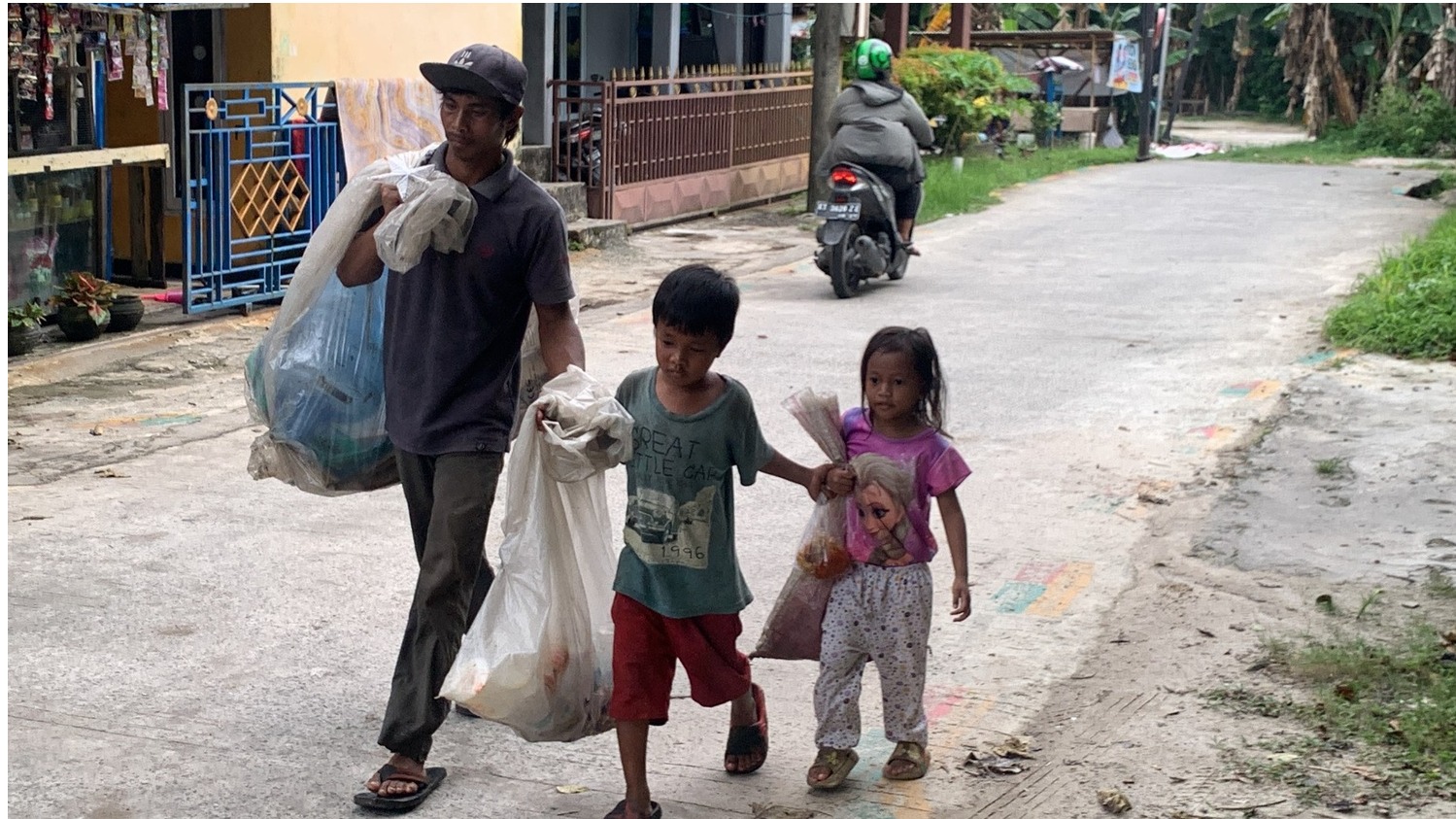 Perjuangan Ayah! Mencari Barang Bekas Demi Sekolah Anak - 22029