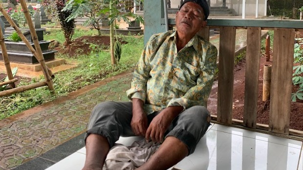 TIDAK PUNYA RUMAH TERPAKSA TINGGAL DI MAKAM - 17478
