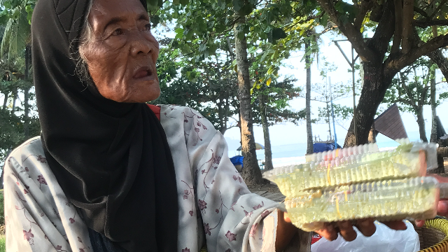 Bantu Pedagang Lansia Mencari Nafkah - 11964