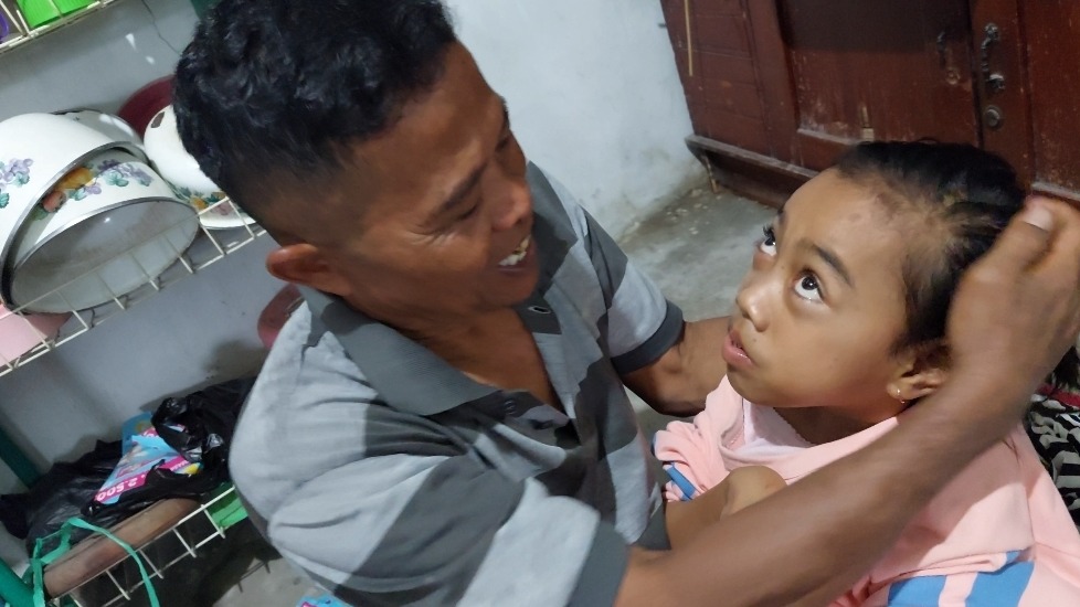 Anak Lumpuh Otak Ayah Porter Ingin Bawa Anaknya ke RS - 18350