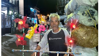 Mbah badri 70th jual mainan tidur di jalan demi istri