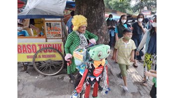 Bantu Badut Lansia Nafkahi Istri dan 10 Kucing Jalanan