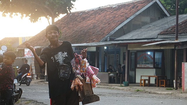 Langkah Pincang Difabel Menopang Hidup Keluarganya - 23426