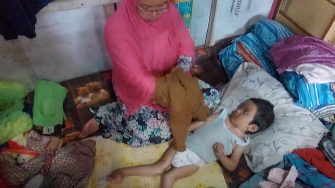 Berjuang Sendiri Demi Kesembuhan Anak yang Lumpuh Otak - 18382