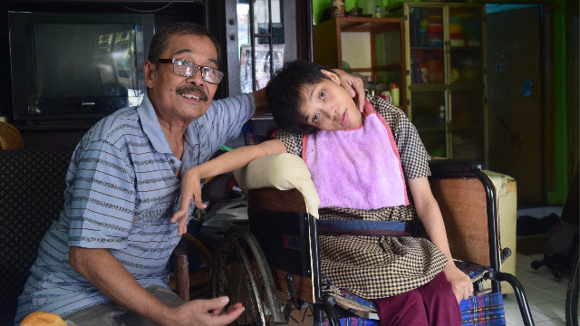 Bantu Perjuangan Ayah Hidupi Anaknya yang Difabel - 10913