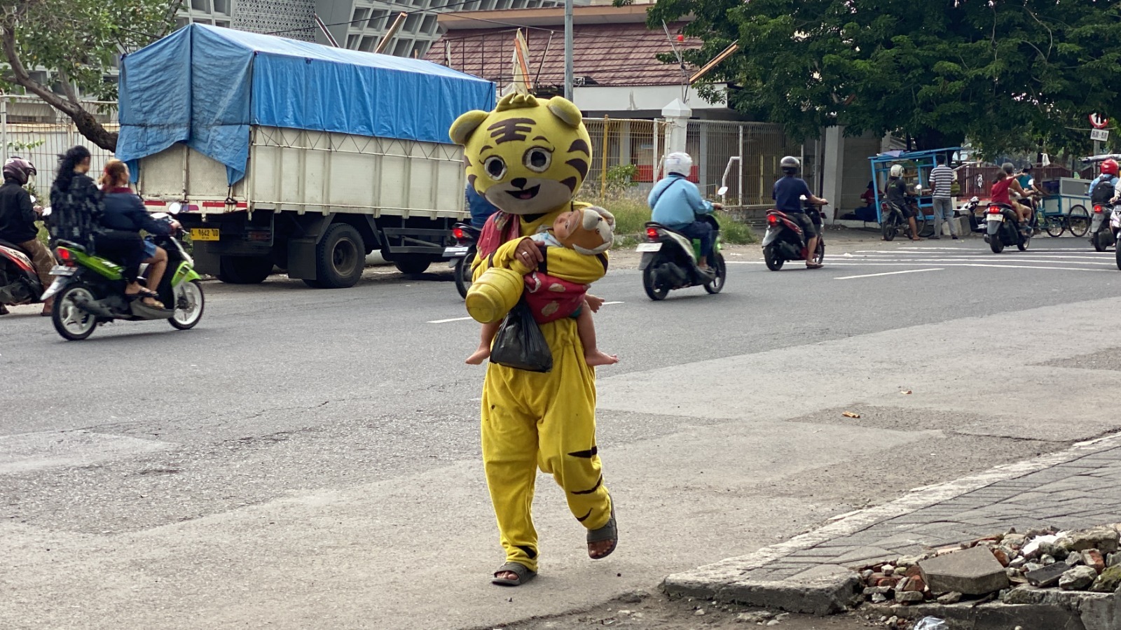 Ayah Badut Ini Rela Lapar Asal Anaknya Bisa Minum susu - 21037
