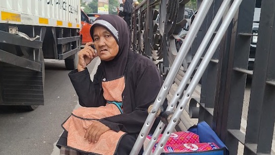 Bantu Mak Apong Lansia Tisu Korban Tabrak Lari - 21799