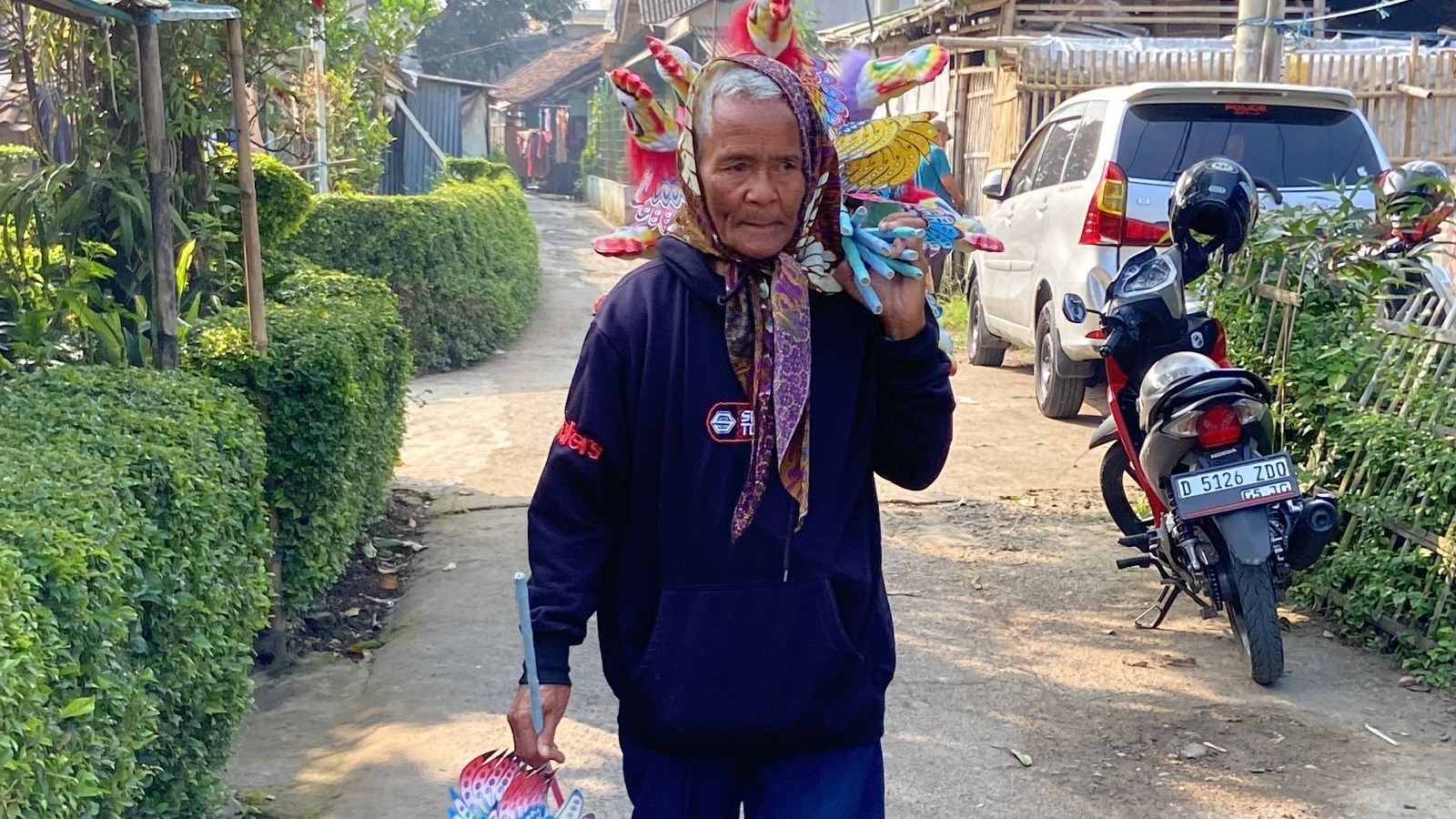 Perjuangan Lansia Sebatang Kara Dengan Kaki Bengkok - 21447