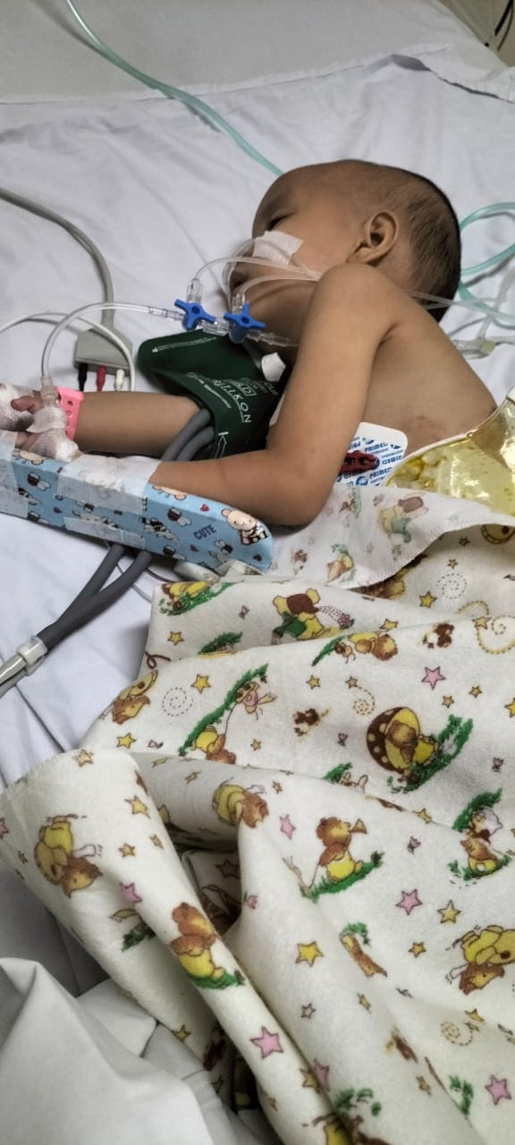 Italiyalik ayol hojatxonada emmoqda.