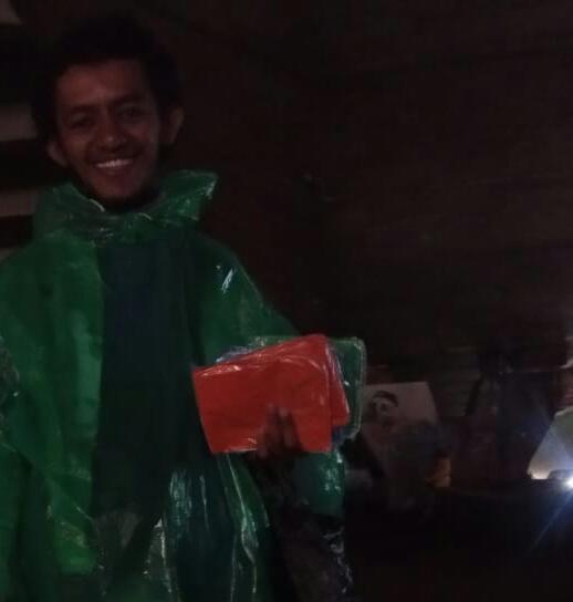 Suami Maryati berjualan jas hujan